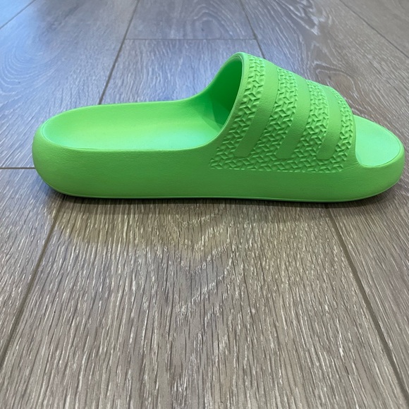 Size 8 adidas Adilette Ayoon slides in solar green - Picture 4 of 10